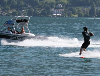  Lección educativa de esquí acuático 